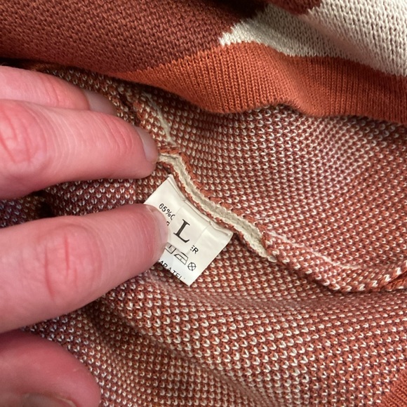 Cute heart abstract sweater Valentine’s Day outfit - Picture 4 of 5